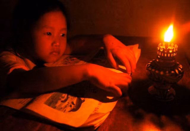 Nhưng cũng có không ít em vừa học, vừa buồn ngủ nên giấc mơ con chữ ngày càng xa vời.