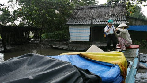 Học sinh thường được xuồng đón tận cửa nhà, trung bình mỗi học sinh đi học một ngày phải trả 10 ngàn đồng cho chủ ghe, xuồng. Học sinh thường được xuồng đón tận cửa nhà, trung bình mỗi học sinh đi học một ngày phải trả 10 ngàn đồng cho chủ ghe, xuồng.
