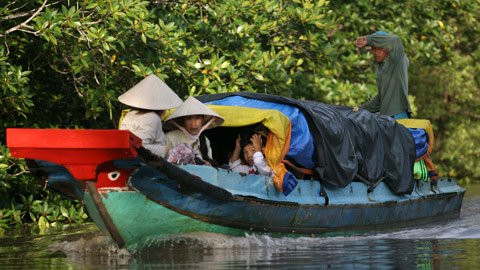 Chiếc xuồng này được chủ thiết kế chuyên đưa đón học sinh hàng ngày. Chiếc xuồng này được chủ thiết kế chuyên đưa đón học sinh hàng ngày.