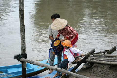 Những học sinh lớn hơn có thể tự lên xuống xuồng nhưng không thể khẳng định an toàn khi không hề có bất cứ phương tiện cứu sinh nào trên người cũng như trên xuồng. Những học sinh lớn hơn có thể tự lên xuống xuồng nhưng không thể khẳng định an toàn khi không hề có bất cứ phương tiện cứu sinh nào trên người cũng như trên xuồng.
