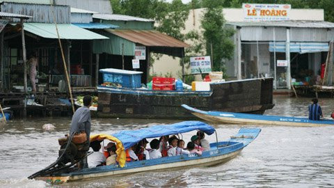 Học trò ở Ngọc Hiển đi học hầu hết bằng xuồng, ghe. Học trò ở Ngọc Hiển đi học hầu hết bằng xuồng, ghe.