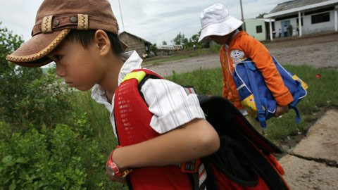 Chỉ số ít học sinh được sở hữu chiếc cặp phao tiện dụng giá chỉ trên 100 ngàn đồng nhưng an toàn cho mạng sống của những “tương lai đất nước”. Chỉ số ít học sinh được sở hữu chiếc cặp phao tiện dụng giá chỉ trên 100 ngàn đồng nhưng an toàn cho mạng sống của những “tương lai đất nước”.