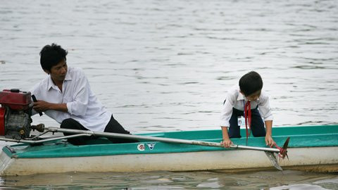 Những gia đình có điều kiện thì bố mẹ đưa đón bằng xuồng của gia đình, do lượng xuồng, ghe đi lại nhiều cộng với rác được người dân xả xuống kênh rạch nên thường xuyên phải gỡ rác khỏi chân vịt. Những gia đình có điều kiện thì bố mẹ đưa đón bằng xuồng của gia đình, do lượng xuồng, ghe đi lại nhiều cộng với rác được người dân xả xuống kênh rạch nên thường xuyên phải gỡ rác khỏi chân vịt.