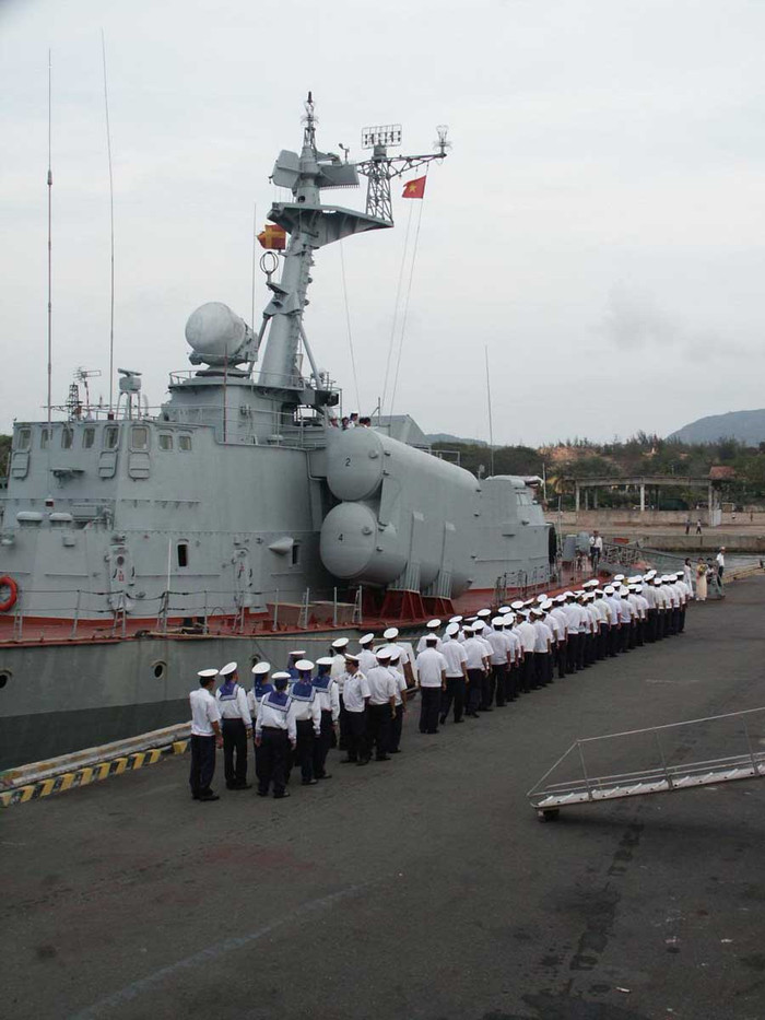 Tàu tên lửa cao tốc Molnya Project 1241.1 tại quân cảng Cam Ranh.