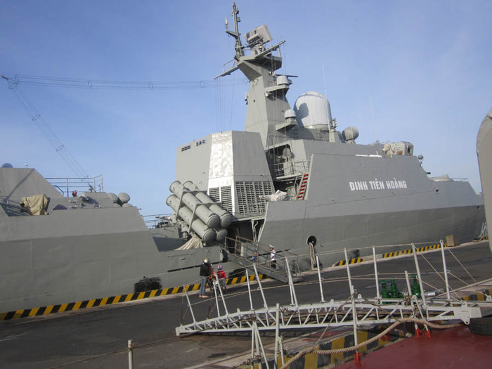 Hộ vệ hạm tên lửa Đinh Tiên Hoàng được biên chế vào Lữ đoàn 162 thuộc Bộ Tư lệnh Vùng 4 Hải quân đóng tại Cam Ranh vào tháng 3 tháng 2011.