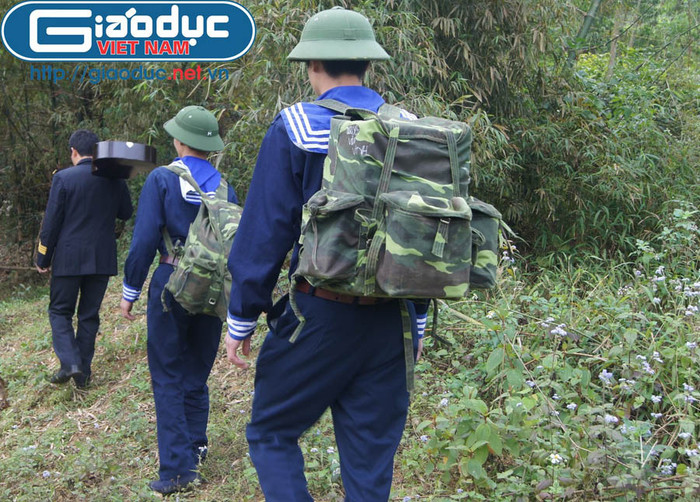 Hành quân lên đài quan sát ở độ cao 484 so với mực nước biển (đây là đài quan sát radar đối hải cao nhất miền Bắc) để kiểm tra và tiếp tế lương thực, thực phẩm.