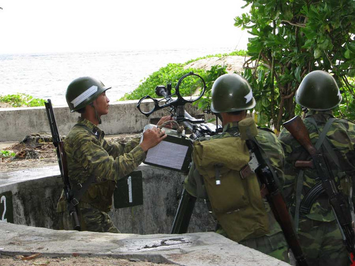 Lính đảo Trường Sa hăng say luyện tập, không quản nắng mưa.