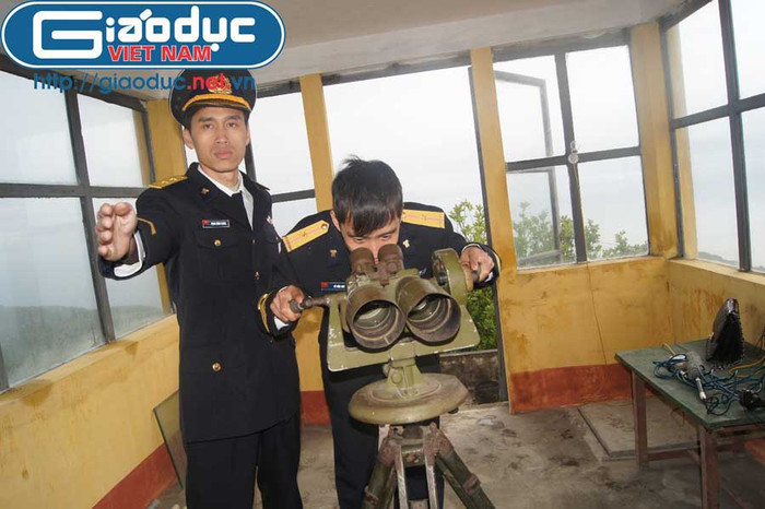 Quan sát mục tiêu qua kính viễn vọng trên đài quan sát, Trạm radar 485 thuộc Tiểu đoàn radar đối hải 151 (Vùng 1 Hải quân).