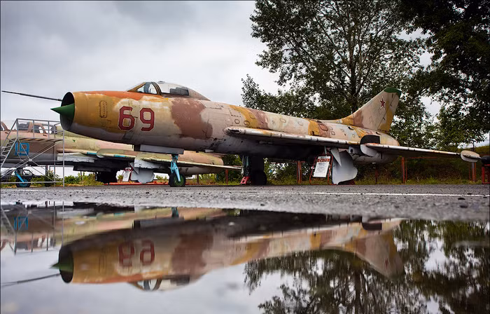 Tiêm kích – bom Su-7B.