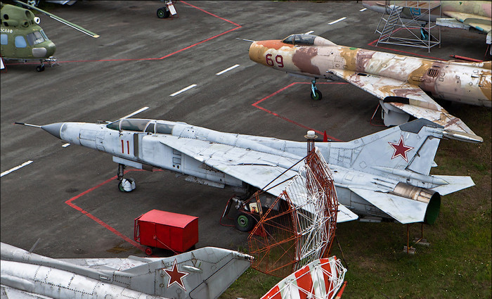 Tiêm kích cánh cụp cánh xòe MiG-23UB.