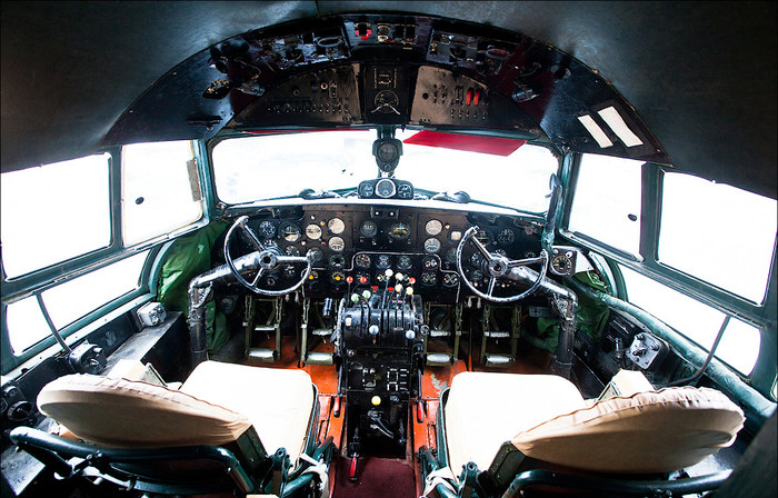 Buồng lái Il-14.