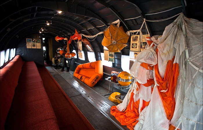 Bên trong Il-14: dù, hộp đen…