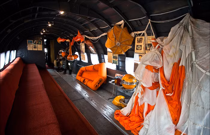 Bên trong Il-14: dù, hộp đen…