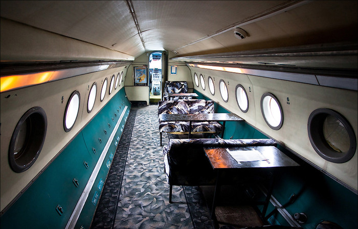 Bên trong vận tải cơ Yak-40.