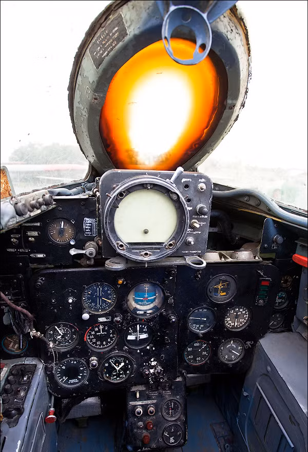 Buồng lái của MiG-19P.