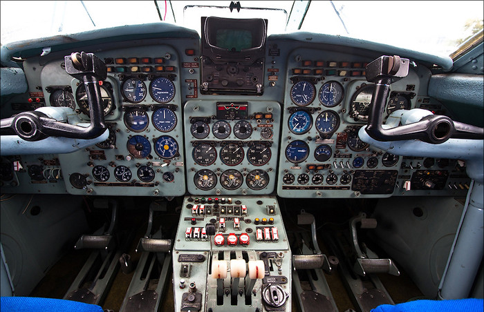Buồng lái Yak-40.