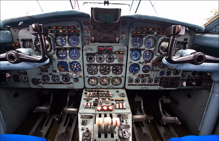 Buồng lái Yak-40.