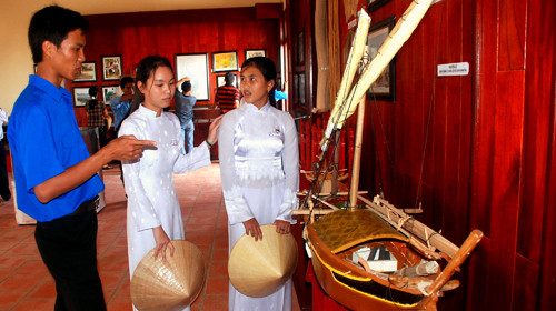 Các bạn trẻ Lý Sơn (Quảng Ngãi) tìm hiểu các hiện vật về Hoàng Sa tại Bảo tàng Hoàng Sa kiêm quản Bắc Hải ở Lý Sơn. Ảnh TT Các bạn trẻ Lý Sơn (Quảng Ngãi) tìm hiểu các hiện vật về Hoàng Sa tại Bảo tàng Hoàng Sa kiêm quản Bắc Hải ở Lý Sơn. Ảnh TT