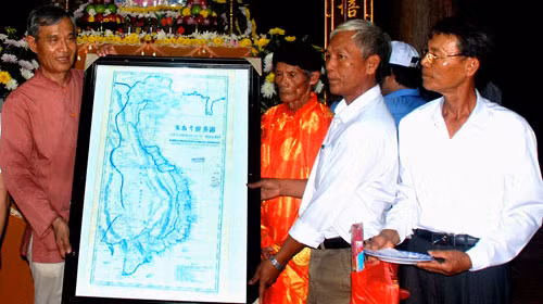 TS Nguyễn Nhã - nhà nghiên cứu Hoàng Sa - tặng phiên bản An Nam đại quốc họa đồ cho tộc họ Phạm Văn ở Lý Sơn (Quảng Ngãi). Bản đồ này xuất bản năm 1838 có vẽ chính xác tọa độ Hoàng Sa, khẳng định chủ quyền của Việt Nam - Ảnh: TT TS Nguyễn Nhã - nhà nghiên cứu Hoàng Sa - tặng phiên bản An Nam đại quốc họa đồ cho tộc họ Phạm Văn ở Lý Sơn (Quảng Ngãi). Bản đồ này xuất bản năm 1838 có vẽ chính xác tọa độ Hoàng Sa, khẳng định chủ quyền của Việt Nam - Ảnh: TT