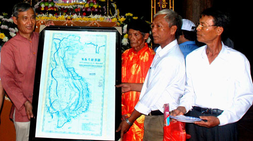 TS Nguyễn Nhã - nhà nghiên cứu Hoàng Sa - tặng phiên bản An Nam đại quốc họa đồ cho tộc họ Phạm Văn ở Lý Sơn (Quảng Ngãi). Bản đồ này xuất bản năm 1838 có vẽ chính xác tọa độ Hoàng Sa, khẳng định chủ quyền của Việt Nam - Ảnh: TT TS Nguyễn Nhã - nhà nghiên cứu Hoàng Sa - tặng phiên bản An Nam đại quốc họa đồ cho tộc họ Phạm Văn ở Lý Sơn (Quảng Ngãi). Bản đồ này xuất bản năm 1838 có vẽ chính xác tọa độ Hoàng Sa, khẳng định chủ quyền của Việt Nam - Ảnh: TT