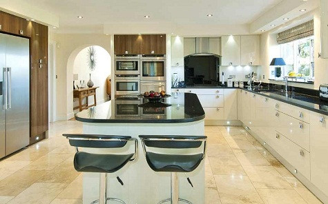 Giá: 685.000 bảng Stewart Lodge ở Tây Deeping, Lincolnshire là một ngôi nhà gây ấn tượng với phòng bếp sang trọng, hiện đại và ngập tràn ánh sáng. Gam màu chủ đạo ở đây cũng là đen và trắng. Giá: 685.000 bảng Stewart Lodge ở Tây Deeping, Lincolnshire là một ngôi nhà gây ấn tượng với phòng bếp sang trọng, hiện đại và ngập tràn ánh sáng. Gam màu chủ đạo ở đây cũng là đen và trắng.