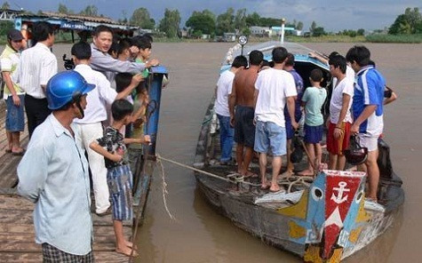 Cá tra dầu được vận chuyển bằng đường sông tránh làm tổn thương.