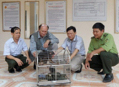 Kloeble và các cán bộ kiểm lâm Việt Nam bên một con khỉ vừa được tịch thu từ những kẻ nuôi giữ trái phép. Cuộc đấu tranh chống lại sự tàn sát khỉ trong các nhà hàng là cuộc đấu tranh rất gian nan. Cần có cả một hệ thống “tình báo” để có thể tìm ra các nhà hàng đó. Những nhà hàng mới thì mọc lên ngày càng nhiều. Kloeble và các cán bộ kiểm lâm Việt Nam bên một con khỉ vừa được tịch thu từ những kẻ nuôi giữ trái phép. Cuộc đấu tranh chống lại sự tàn sát khỉ trong các nhà hàng là cuộc đấu tranh rất gian nan. Cần có cả một hệ thống “tình báo” để có thể tìm ra các nhà hàng đó. Những nhà hàng mới thì mọc lên ngày càng nhiều.