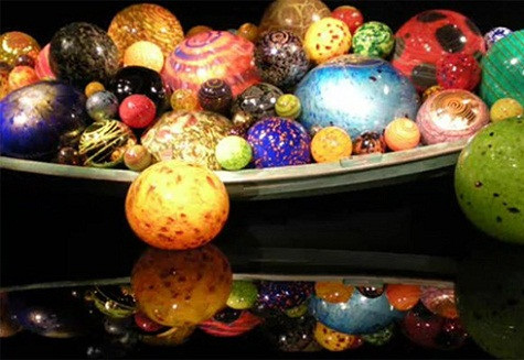 Căn hộ của Mayer được trang trí bằng những tác phẩm thủy tinh lạ mắt của nghệ sĩ Dale Chihuly. Mỗi món đồ của Chihuly có giá trung bình 15.000 USD.