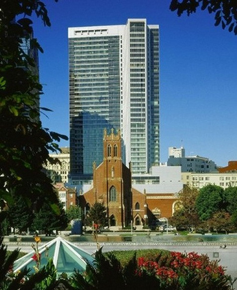 Nơi ở chính của Mayer là căn hộ penthouse giá 5 triệu USD trên khách sạn Four Seasons ở San Francisco (Mỹ).