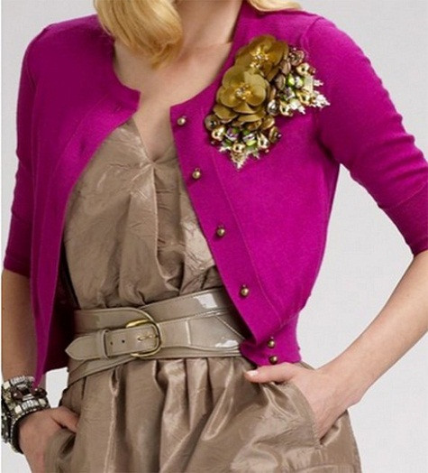 Oscar De La Renta, chuyên gia thiết kế trang phục cho diễn viên Eva Longoria và Cameron Diaz, tiết lộ với tạp chí Vogue rằng Mayer là một trong những khách hàng lớn nhất của ông. Bà đã mua tới 20 chiếc áo len cashmere của Oscar De La Renta, mỗi áo trị giá 2.700 USD, để tặng bạn bè.