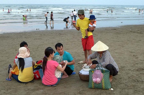 Hàng rong bán khắp nơi trên bãi biển (ảnh: Internet) Hàng rong bán khắp nơi trên bãi biển (ảnh: Internet)