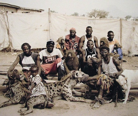 Ở châu Phi, nhiều người có sở thích nuôi khỉ, linh cẩu, báo… và coi chúng như những con thú cưng giống như những chú chó, mèo vậy. Phải chăng chỉ có những con vật như linh cẩu, khỉ, báo... mới có thể chịu đựng được khí hậu khô, nóng khắc nghiệt ở "lục địa đen"? Đa số người dân nuôi các chú pet này để giữ nhà, một số khác phục vụ cho cuộc sống mưu sinh như diễn xiếc, trao đổi. Một số tên trùm ma túy còn sử dụng các loài động vật này để trừng trị những kẻ chống lại mình.