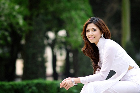 Hoa hậu biển Nguyễn Thị Loan đẹp tinh khôi trong tà áo dài trắng. Ảnh: Vnexpress. Hoa hậu biển Nguyễn Thị Loan đẹp tinh khôi trong tà áo dài trắng. Ảnh: Vnexpress.
