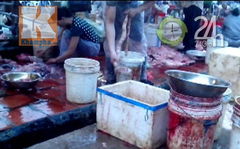 Xô đựng lòng, tiết cáu bẩn, mất vệ sinh. Xô đựng lòng, tiết cáu bẩn, mất vệ sinh.