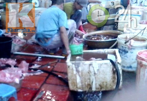 ... và được "tập kết" sơ chế ngay sát miệng cống ... và được "tập kết" sơ chế ngay sát miệng cống