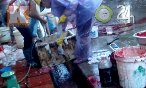 Lòng lợn được tuốt trực tiếp ngay trên miệng cống Lòng lợn được tuốt trực tiếp ngay trên miệng cống