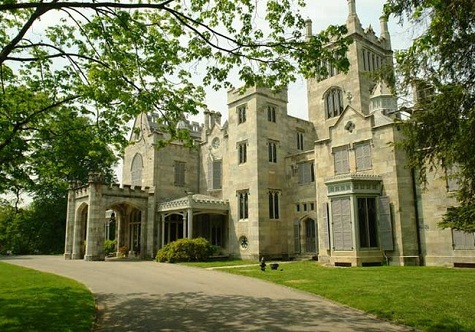 Hành lang hẹp dẫn lên các phòng với trần nhà hình vòm và nhọn. Hiện tại, tòa lâu đài được mở cửa để du khách đến thăm quan. Hành lang hẹp dẫn lên các phòng với trần nhà hình vòm và nhọn. Hiện tại, tòa lâu đài được mở cửa để du khách đến thăm quan.