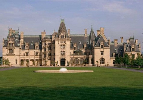 1. Biltmore Mansion, Asheville, Bắc Carolina Được xây dựng bởi George Washington Vanderbilt II, mang phong cách của một lâu đài, với diện tích hàng nghìn m2, tòa dinh thự này làn tài sản thuộc sở hữu tư nhân lớn nhất tại Hoa Kỳ. 1. Biltmore Mansion, Asheville, Bắc Carolina Được xây dựng bởi George Washington Vanderbilt II, mang phong cách của một lâu đài, với diện tích hàng nghìn m2, tòa dinh thự này làn tài sản thuộc sở hữu tư nhân lớn nhất tại Hoa Kỳ.