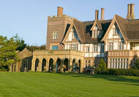 3. Rough Point, Newport, đảo Rhode Dinh thự này gồm có 105 phòng được xây dựng cho Frederick William Vanderbilt vào năm 1887. Sau đó nó thuộc sở hữu của người thừa kế thuốc lá và nhà từ thiện Doris Duke cho đến khi bà qua đời vào năm 1993. 3. Rough Point, Newport, đảo Rhode Dinh thự này gồm có 105 phòng được xây dựng cho Frederick William Vanderbilt vào năm 1887. Sau đó nó thuộc sở hữu của người thừa kế thuốc lá và nhà từ thiện Doris Duke cho đến khi bà qua đời vào năm 1993.