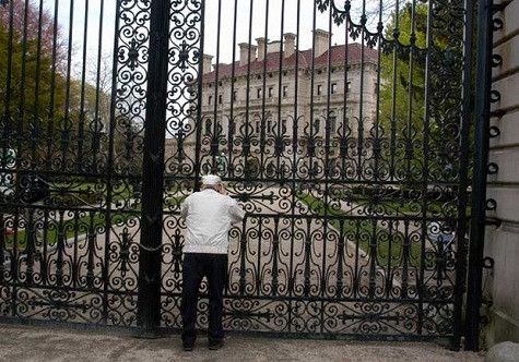 6. The Breakers, Newport, đảo Rhode Hoàn thành vào năm 1895 bởi kiến trúc sư Richard Morris Hunt, “The Breakers” là nơi nghỉ dưỡng thú vị vào mùa hè của Cornelius Vanderbilt II và gia đình. Chi phí xây dựng lâu đài này hơn 12 triệu đô la. 6. The Breakers, Newport, đảo Rhode Hoàn thành vào năm 1895 bởi kiến trúc sư Richard Morris Hunt, “The Breakers” là nơi nghỉ dưỡng thú vị vào mùa hè của Cornelius Vanderbilt II và gia đình. Chi phí xây dựng lâu đài này hơn 12 triệu đô la.