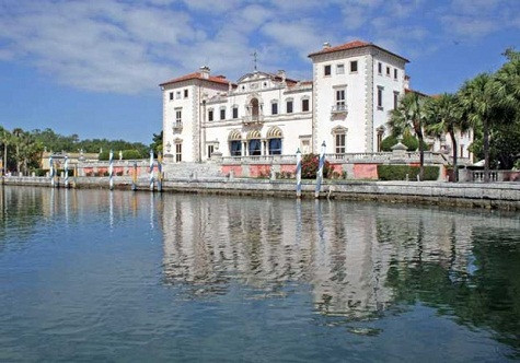 7. Vizcaya, Miami, Florida Lấy cảm hứng từ khu vườn châu Âu, biệt thự Miami này nhìn ra vịnh Biscayne. Hoàn thành vào năm 1916, nó mang vẻ đẹp cổ điển và hết sức tinh tế bởi các chi tiết trang trí. 7. Vizcaya, Miami, Florida Lấy cảm hứng từ khu vườn châu Âu, biệt thự Miami này nhìn ra vịnh Biscayne. Hoàn thành vào năm 1916, nó mang vẻ đẹp cổ điển và hết sức tinh tế bởi các chi tiết trang trí.