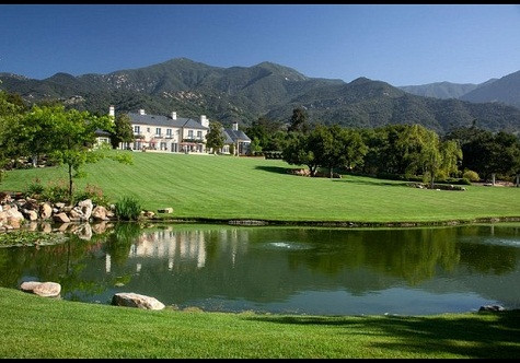 Trải dài phía trước là bãi cỏ xanh mát mắt. Trải dài phía trước là bãi cỏ xanh mát mắt.