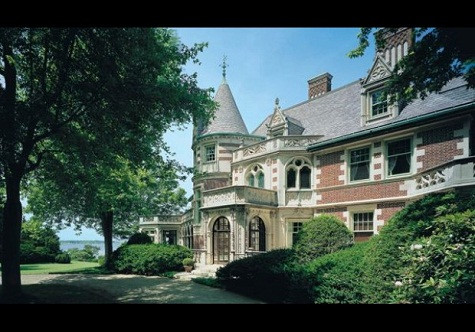 8. Wyck, bờ biển Manchester, Massachusetts Được xây dựng vào khoảng năm 1900, Wyck là lâu đài trước biển được xây dựng hoàn toàn bằng vật liệu từ Pháp. Với diện tích 7,85 mẫu Anh, tòa lâu đài có một hồ bơi nước mặn lọc, một du thuyền và sân quần vợt. 8. Wyck, bờ biển Manchester, Massachusetts Được xây dựng vào khoảng năm 1900, Wyck là lâu đài trước biển được xây dựng hoàn toàn bằng vật liệu từ Pháp. Với diện tích 7,85 mẫu Anh, tòa lâu đài có một hồ bơi nước mặn lọc, một du thuyền và sân quần vợt.