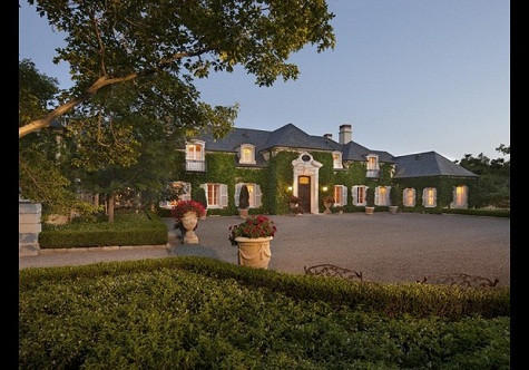 5. Picacho, Montecito, California Được thiết kế bởi kiến trúc sư Don Nulty, dinh thự mang phong cách Pháp này hoàn thành vào năm 2001. Với giá 34 triệu đô la, thiết kế của tòa nhà rất tương xứng với cảnh quan xung quanh. 5. Picacho, Montecito, California Được thiết kế bởi kiến trúc sư Don Nulty, dinh thự mang phong cách Pháp này hoàn thành vào năm 2001. Với giá 34 triệu đô la, thiết kế của tòa nhà rất tương xứng với cảnh quan xung quanh.