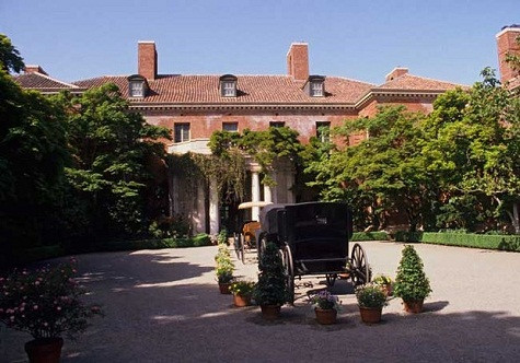 11. Filoli, Woodside, California Mái nhà lát gạch đó – kiểu thiết kế điển hình của California, kiến trúc truyền thống, kiến trúc sư Willis Polk đã tạo ra kiệt tác cho chủ sở hữu Bowers ngôi biệt thự nguy nga này. Nó được hoàn thành vào năm 1917. 11. Filoli, Woodside, California Mái nhà lát gạch đó – kiểu thiết kế điển hình của California, kiến trúc truyền thống, kiến trúc sư Willis Polk đã tạo ra kiệt tác cho chủ sở hữu Bowers ngôi biệt thự nguy nga này. Nó được hoàn thành vào năm 1917.