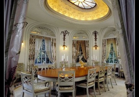 Nội thất được trang trí với màu trắng, bạc sang trọng. Nội thất được trang trí với màu trắng, bạc sang trọng.