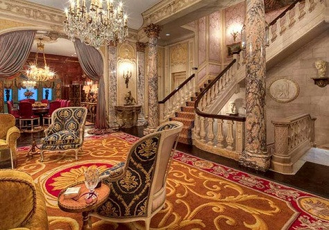 Cột trong nhà đều được ốp đá. Cột trong nhà đều được ốp đá.