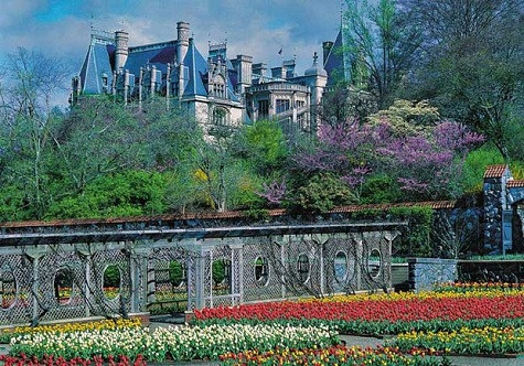 Khu vườn kiểu Pháp trong khuôn viên tòa nhà cuốn hút hàng ngàn du khách mỗi năm. Khu vườn kiểu Pháp trong khuôn viên tòa nhà cuốn hút hàng ngàn du khách mỗi năm.