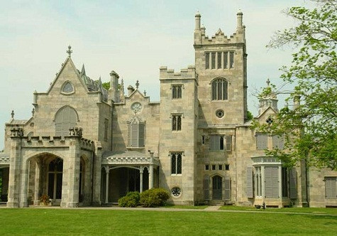 2. Lyndhurst, Tarrytown, New York Nằm trên một quả đồi thấp,, phía trước là bãi cỏ xanh trải dài về phía sông Hudson, dinh thự Revival Gothic được xây dựng mang phong cách cổ điện đậm nét. Nó được thiết kế vào năm 1838 với tháp pháo và tháp bốn tầng để tưởng nhớ kiến trúc sư Alexander Jackson Davis. 2. Lyndhurst, Tarrytown, New York Nằm trên một quả đồi thấp,, phía trước là bãi cỏ xanh trải dài về phía sông Hudson, dinh thự Revival Gothic được xây dựng mang phong cách cổ điện đậm nét. Nó được thiết kế vào năm 1838 với tháp pháo và tháp bốn tầng để tưởng nhớ kiến trúc sư Alexander Jackson Davis.
