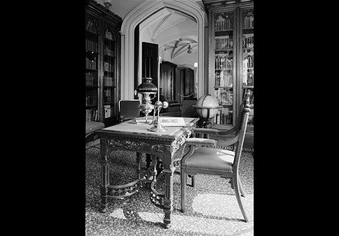 Lyndhurst ban đầu là nhà của William Pauldring, thị trưởng của Thành phố New York năm 1820. Nhà này sau đó được thương gia George Merrittand mua lại và chủ nhân cuối cùng là ông trùm Jay Gould. Lyndhurst ban đầu là nhà của William Pauldring, thị trưởng của Thành phố New York năm 1820. Nhà này sau đó được thương gia George Merrittand mua lại và chủ nhân cuối cùng là ông trùm Jay Gould.